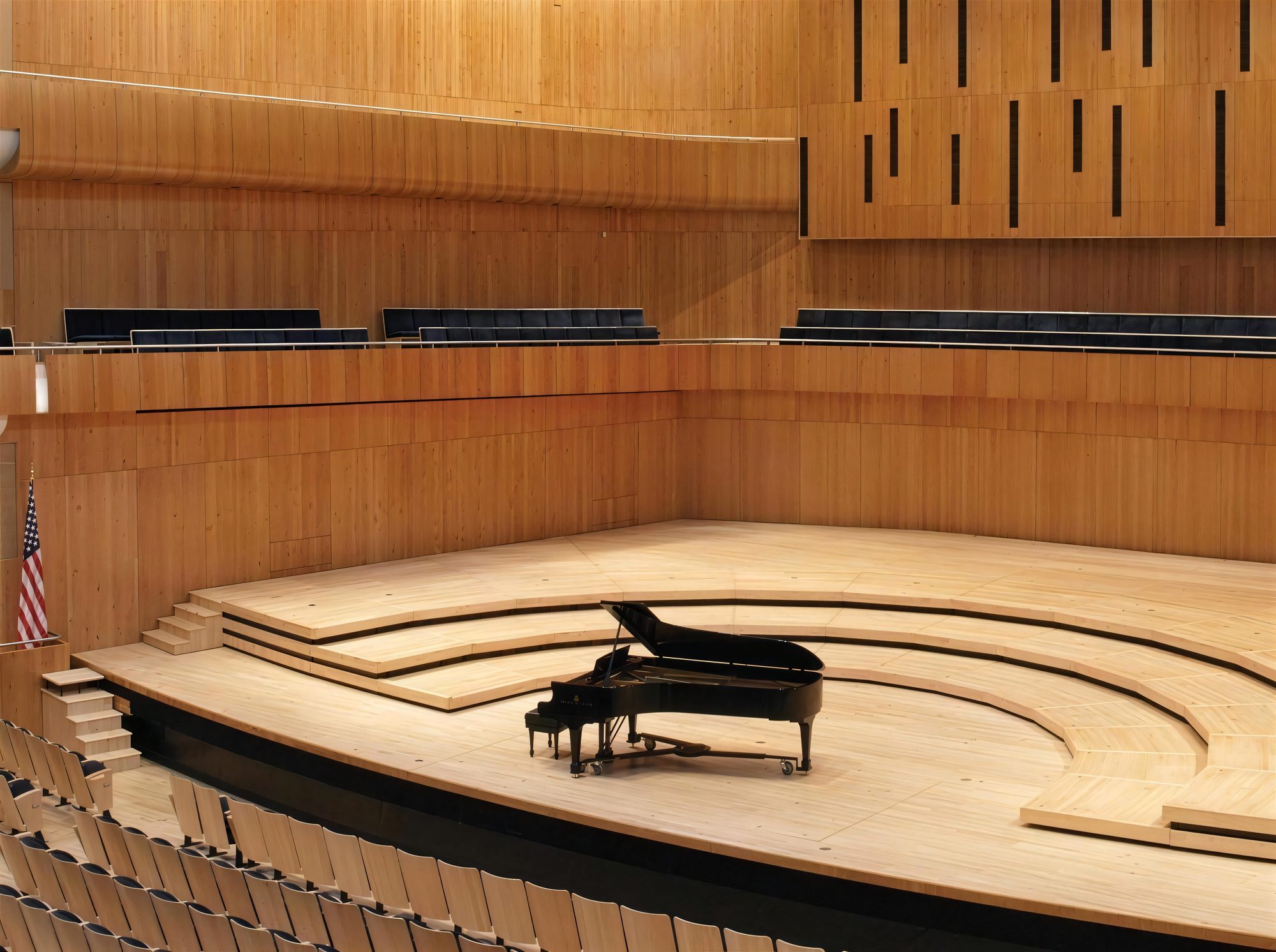 La salle de concert de l’Omaha Performing Arts Center : murs, balcons et scène en bois clair, un piano à queue au centre