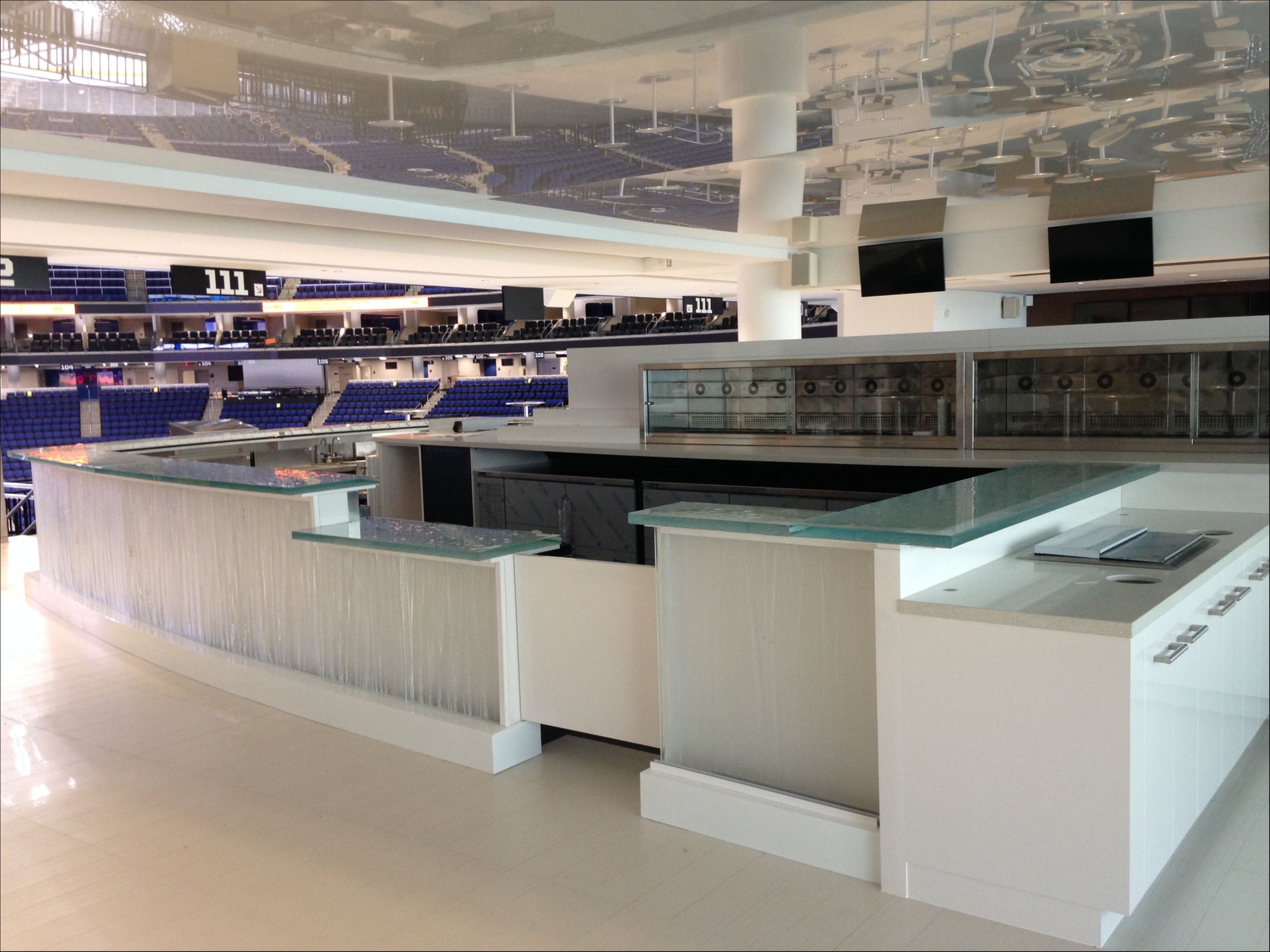 Un bar de loge de l'Amphithéâtre de Québec, ouvert sur les gradins de l'aréna