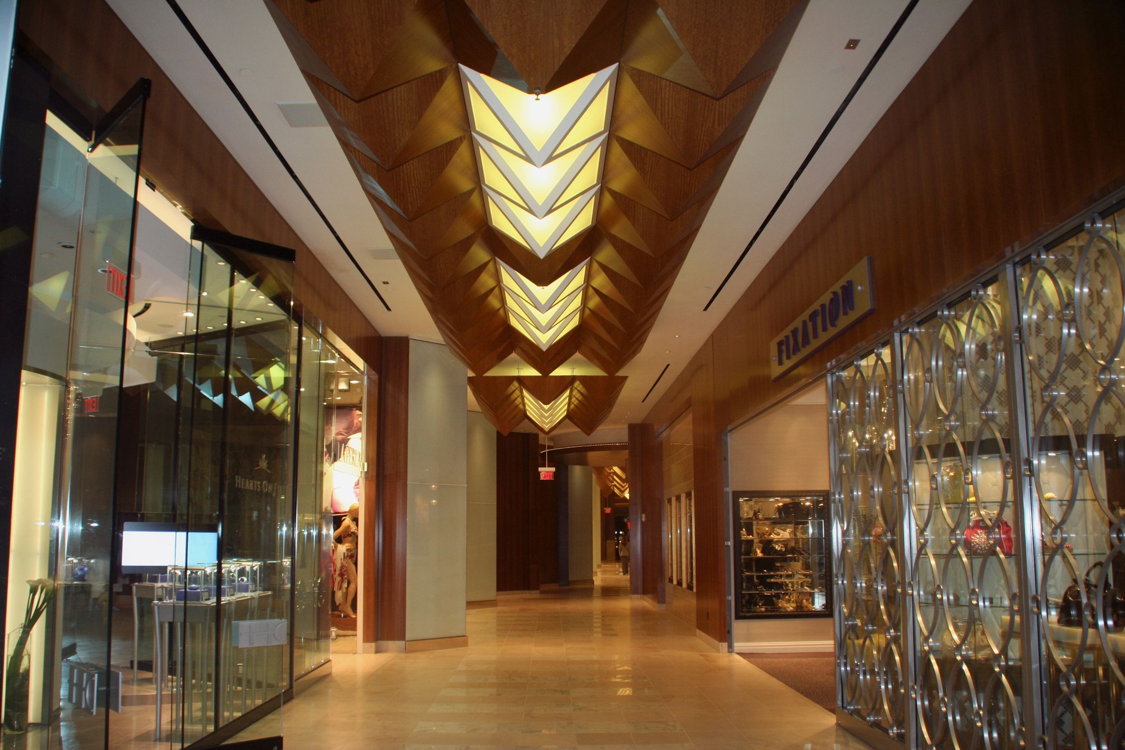 Un corridor du Borgata à Atlantic City : plafond de bois en caissons, vitrines de verre de part et d'autre