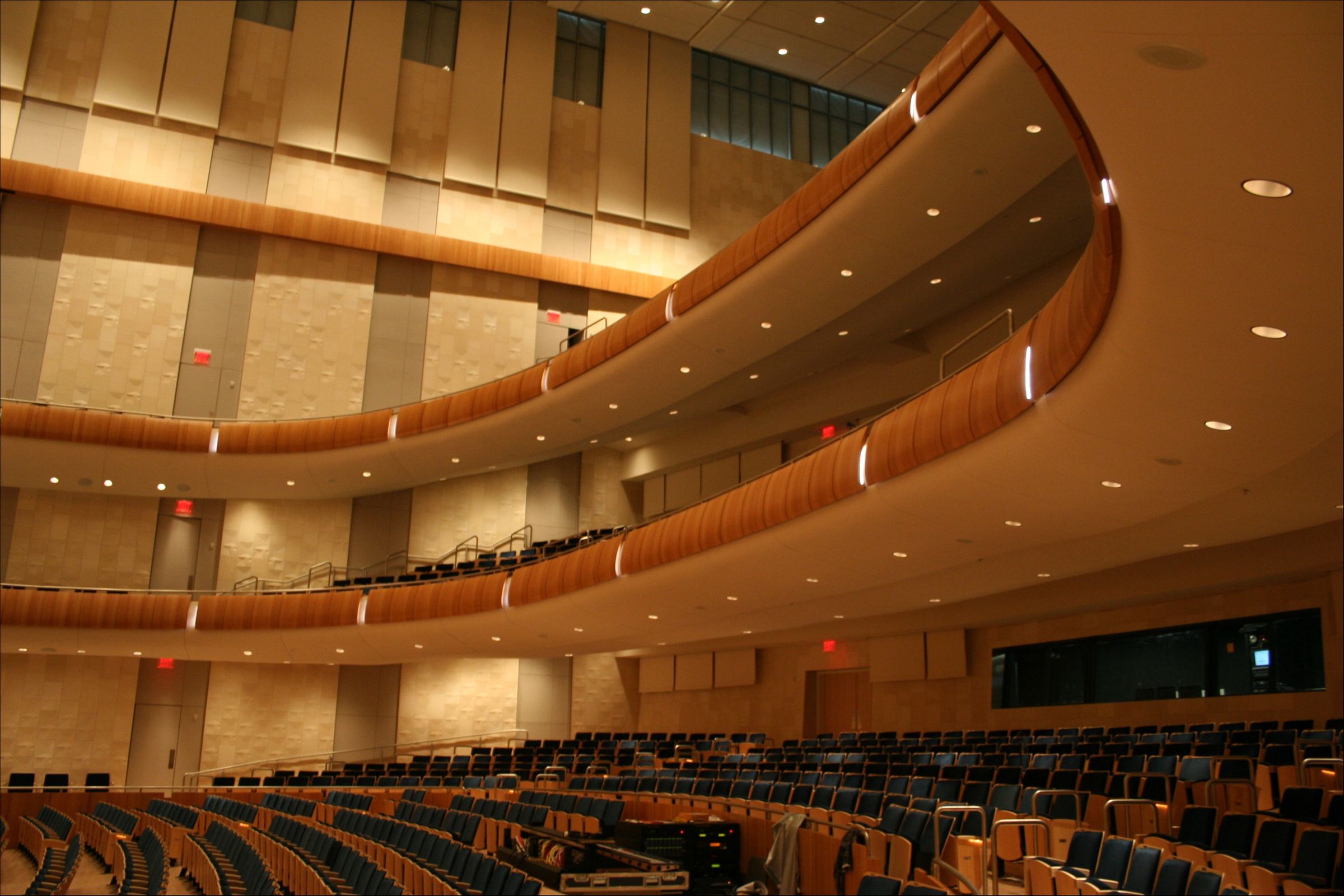 La grande salle de l'Omaha Performing Arts Center : balcons courbes et murs de bois, les gradins face à la scène