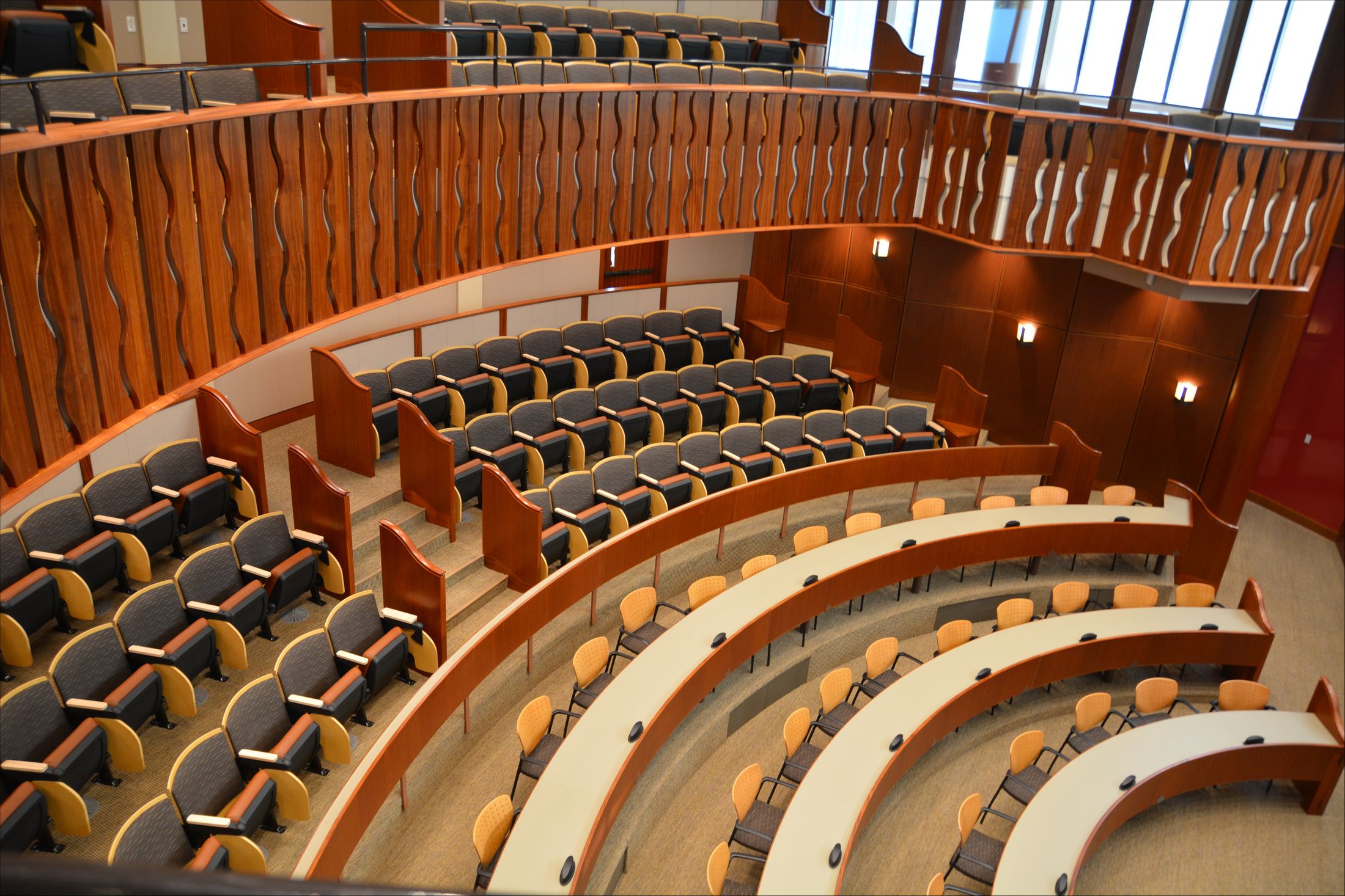 L'amphithéâtre de l'école de droit de Quinnipiac : pupitres de bois en arcs, gradins et garde-corps en bois