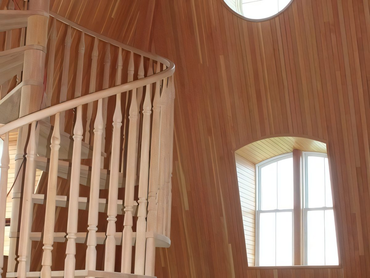 Escalier en colimaçon et murs lambrissés de bois clair à l'Ocean House Hotel, Rhode Island